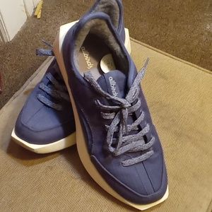 A pair of allbirds size R/M 10 light blue Mens sneakers